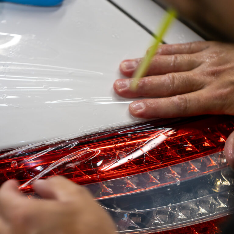 Zalety bezbarwnej ochronnej folii PPF na aucie