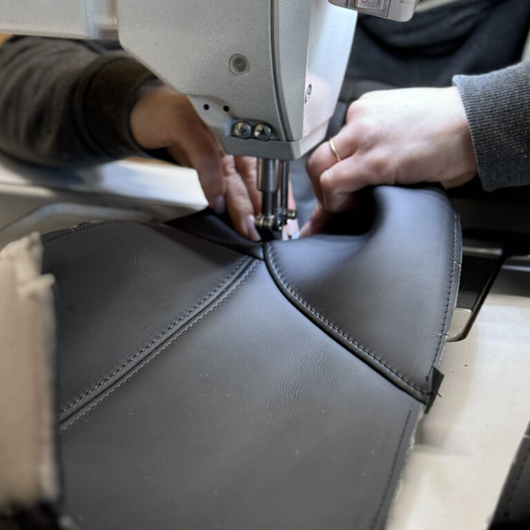 Renowacja tapicerki skórzanej – jak przywrócić jej dawną świetność?